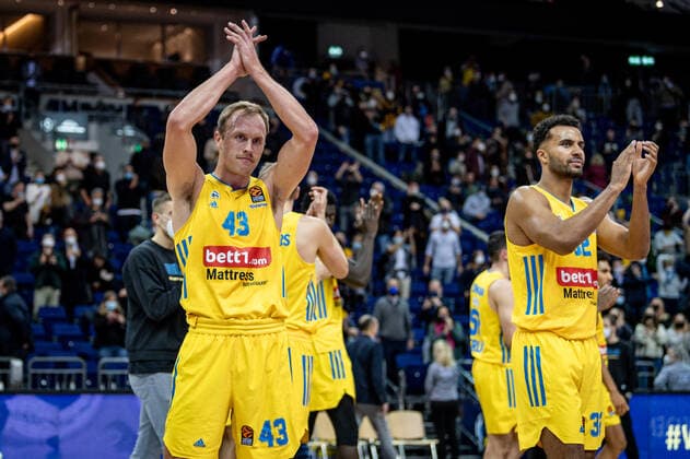 Basketball Berlin 25 11 2021 Season 2021 2022 EuroLeague 12 Matchday Alba Berlin vs Maccabi Tel Aviv vl Luke Sikma Alba, No 43 and Johannes Thiemann Alba, No 32