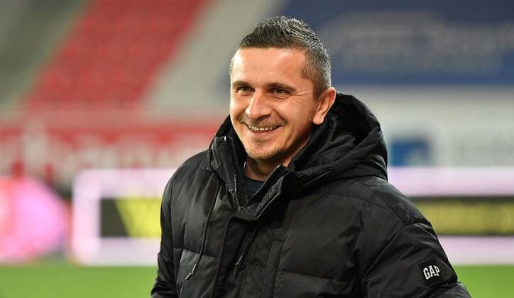 26 11 2021 Football season 2021 2022 2 Football Bundesliga 15 Matchday SSV Jahn Regensburg SG Dynamo Dresden SGD Sportfoto Zink DFL regulations prohibit any use of photographs as image sequences and or quasi video only for editorial use Mersad Selimbegovic Coach SSV Jahn Regensburg smiles happily
