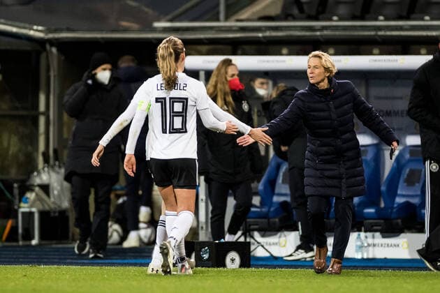 World Cup Qualification Womens National Match, Germany Turkey 26 11 2021 Melanie Leupolz Womens National Team Germany, 18 , Martina Voss Tecklenburg Coach Womens National Team Germany World Cup Qualification Womens National Match, Germany Turkey, Eintracht Stadium Braunschweig DFB REGULATIONS PROHIBIT ANY USE OF PHOTOGRAPHS AS IMAGE SEQUENCES AND OR QUASI VIDEO Copyright: xBEAUTIFULxSPORTS Wunderlx