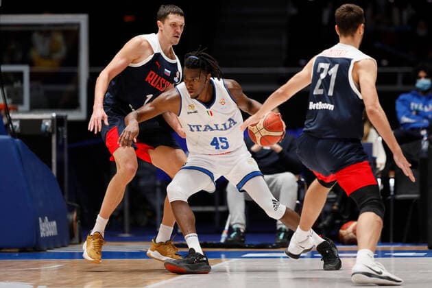 Russia V Italy - FIBA Basketball World Cup 2023 Qualifiers Semen Antonov (L) of Russia and Nicola Akele of Italy in action during the FIBA Basketball World Cup 2023 Qualifying Tournament match between Russia and Italy on November 26, 2021 at Yubileyny Sports Palace in Saint Petersburg, Russia. Saint Petersburg Russia  Copyright: xMikexKireevx originalFilename:kireev-notitle211126_npIjh.jpg