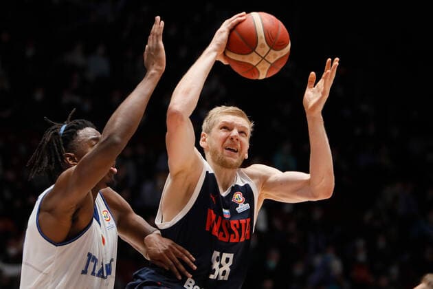 Russia V Italy - FIBA Basketball World Cup 2023 Qualifiers Viacheslav Zaitsev (R) of Russia and Nicola Akele of Italy in action during the FIBA Basketball World Cup 2023 Qualifying Tournament match between Russia and Italy on November 26, 2021 at Yubileyny Sports Palace in Saint Petersburg, Russia. Saint Petersburg Russia  Copyright: xMikexKireevx originalFilename:kireev-notitle211126_npsiW.jpg