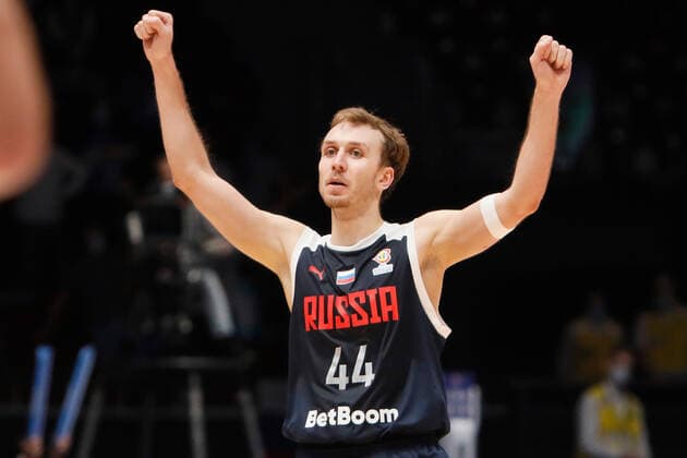 Russia V Italy - FIBA Basketball World Cup 2023 Qualifiers Artem Komolov (C) of Russia celebrates during the FIBA Basketball World Cup 2023 Qualifying Tournament match between Russia and Italy on November 26, 2021 at Yubileyny Sports Palace in Saint Petersburg, Russia. Saint Petersburg Russia  Copyright: xMikexKireevx originalFilename:kireev-notitle211126_npiDU.jpg