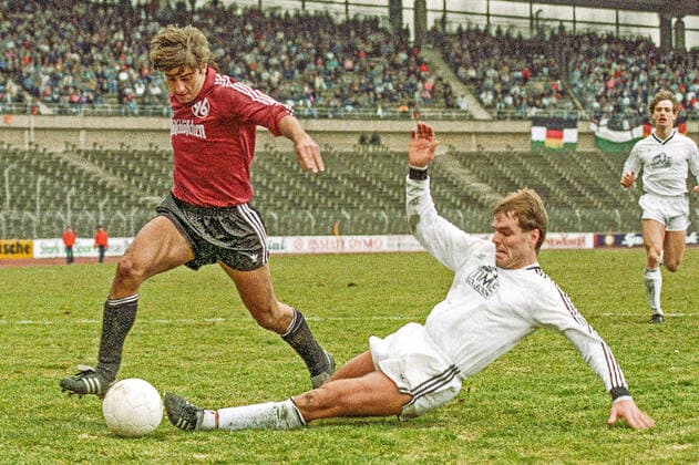 Aus 2.BL Saison 1986 1987 Hannover 96 gegen SG Wattenscheid 2:4 am 28.03..1987 im Niedersachsenstadion. Am Ball Han96 Spieler Siegfried Reich li. gegen Burghard Steiner. *** From 2 BL season 1986 1987 Hannover 96 against SG Wattenscheid 2 4 on 28 03 1987 in the Niedersachsenstadion On the ball Han96 player Siegfried Reich li against Burghard Steiner