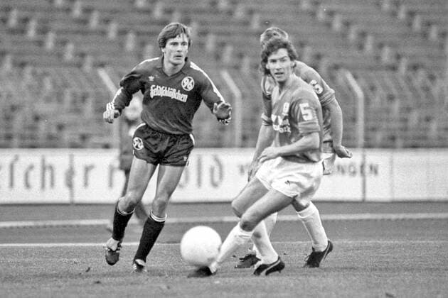 Aus 2.BL. Hannover 96 (Rot) gegen dn VfL OsnabrâˆöÂºck 0:0 am 13.12.1986 im Niedersachsenstadion. Im Foto: Am Ball Martin Giesel li. von Han96 gegen Michael Kalkbrenner 5. *** From 2 BL Hannover 96 red against dn VfL OsnabrâˆöÂºck 0 0 on 13 12 1986 in the Niedersachsenstadion In the photo On the ball Martin Giesel li of Han96 against Michael Kalkbrenner 5