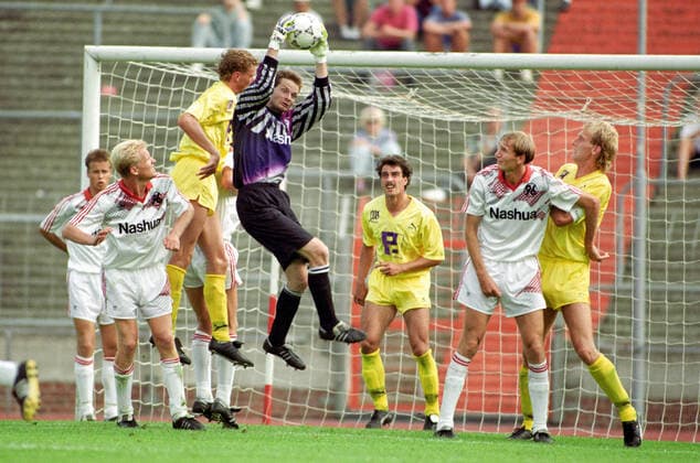 Aus 2. BL in der Saison 19911992 Hannover 96 (Weiss) gegen den VfL Osnabrück 2:1 am 03.08.1991 im Niedersachsenstadion. Im Foto v.l.: Han96 Spieler Martin Groth am Pfosten Bernd Heemsoth am Ball TW Jörg Sievers und re. Roman Wojcicki. V.l.: VfL Spieler Fred Klaus Pierre De Keyser und ganz re. Kpt. Dirk Lellek. *** From 2 BL in the season 19911992 Hannover 96 white against the VfL Osnabrück 2 1 on 03 08 1991 in the Niedersachsenstadion In the photo v l Han96 player Martin Groth at the post Bernd Heemsoth on the ball TW Jörg Sievers and re Roman Wojcicki V l VfL player Fred Klaus Pierre De Keyser and right Kpt Dirk Lellek