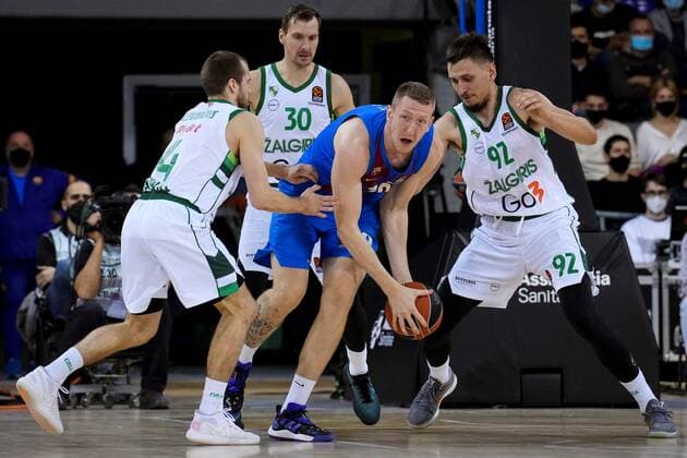 Zalgiris Kaunas players Lukas Lekavicius (L) and Edgaras Ulanovas (R) in action against Roland Smits (2R) of Barça during the EuroLeague basketball match between Barca and Zalguiris Kaunas played at Palau Blaugrana in Barcelona, 26 November 2021. EFE Enric Fontcuberta. BARÇA - ZALGIRIS KAUNAS !ACHTUNG: NUR REDAKTIONELLE NUTZUNG!  Copyright: xEnricxFontcubertax GRAF2718 20211126-ab1b870a19a5014d0952bd5ca6b39508df775ec0