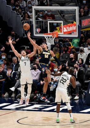 Denver Nuggets forward Aaron Gordon 50, (C), goes in for a basket against Milwaukee Bucks guard Grayson Allen 7, (L), as Milwaukee Bucks forward Khris Middleton 22, (R), looks on during the third quarter at the Ball Arena in Denver, CO, USA, 26 November 2021. EPA Todd Pierson Denver Nuggets vs. Milwaukee Bucks !ACHTUNG: NUR REDAKTIONELLE NUTZUNG!  Copyright: xToddxPiersonx AME964 20211127-178a9b7a89a52d8f74cb76376f2c1ced30b0a2c7