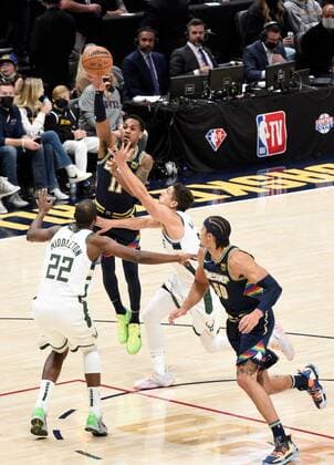 Denver Nuggets guard Monte Morris 11, (CL) goes up for a shot against Milwaukee Bucks forward Khris Middleton 22, (L) and Milwaukee Bucks guard Grayson Allen 7, (CR), as Denver Nuggets forward Aaron Gordon 50, (R), looks on during the first quarter at the Ball Arena in Denver, CO, USA, 26 November 2021. Denver Nuggets vs. Milwaukee Bucks !ACHTUNG: NUR REDAKTIONELLE NUTZUNG!  Copyright: xToddxPiersonx AME935 20211127-92a9a29d9983596c731acc590894871a559e41eb