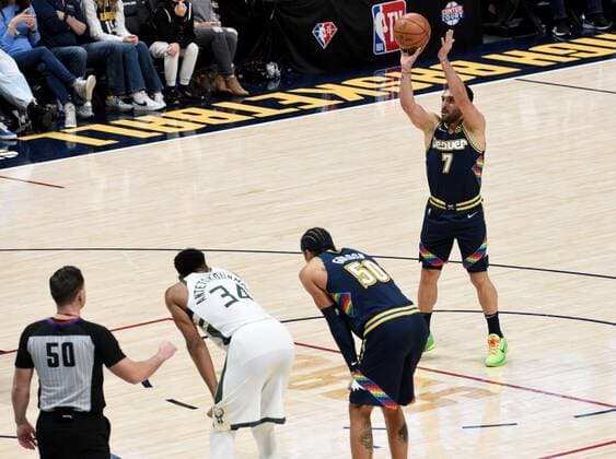 Denver Nuggets guard Facundo Campazzo 7, (R), shoots a free throw as Denver Nuggets forward Aaron Gordon 50, (R), and Milwaukee Bucks forward Giannis Antetokounmpo 34, (L), look on during the second quarter at the Ball Arena in Denver, CO, USA, 26 November 2021. Denver Nuggets vs. Milwaukee Bucks !ACHTUNG: NUR REDAKTIONELLE NUTZUNG!  Copyright: xToddxPiersonx AME949 20211127-26cc45ca92c8ed5b945bf47ea95f0a92e7ae5a59008
