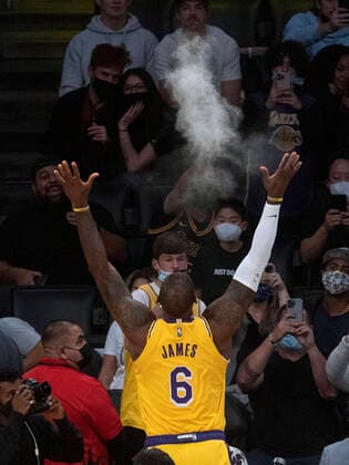 November 26, 2021, Los Angeles, California, USA: LeBron James 6 of the Los Angeles Lakers puts up a puff of powder prior to their regular season NBA, Basketball Herren, USA game with the Sacramento Kings on Friday November 26, 2021 at the Staples Center in Los Angeles, California. PI Los Angeles USA - ZUMAp124 20211126_zaa_p124_001 Copyright: xJAVIERxROJASx
