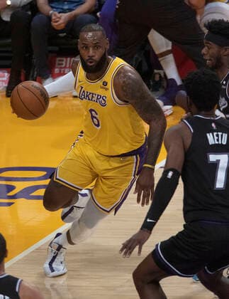 November 26, 2021, Los Angeles, California, USA: LeBron James 6 of the Los Angeles Lakers drives under the basket during their regular season NBA, Basketball Herren, USA game with the Sacramento Kings on Friday November 26, 2021 at the Staples Center in Los Angeles, California. PI Los Angeles USA - ZUMAp124 20211126_zaa_p124_002 Copyright: xJAVIERxROJASx