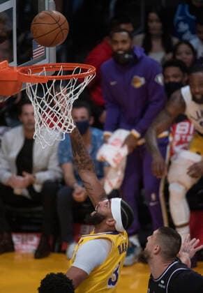 November 26, 2021, Los Angeles, California, USA: Anthony Davis 3 of the Los Angeles Lakers puts up a layup during their regular season NBA, Basketball Herren, USA game with the Sacramento Kings on Friday November 26, 2021 at the Staples Center in Los Angeles, California. PI Los Angeles USA - ZUMAp124 20211126_zaa_p124_004 Copyright: xJAVIERxROJASx