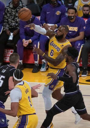 November 26, 2021, Los Angeles, California, USA: LeBron James 6 of the Los Angeles Lakers passes the ball during their regular season NBA, Basketball Herren, USA game with the Sacramento Kings on Friday November 26, 2021 at the Staples Center in Los Angeles, California. PI Los Angeles USA - ZUMAp124 20211126_zaa_p124_005 Copyright: xJAVIERxROJASx
