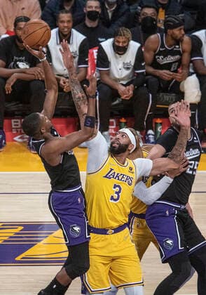 November 26, 2021, Los Angeles, California, USA: Anthony Davis 3 of the Los Angeles Lakers blocks a shot by DeAaron Fox 5 of the Sacramento Kings during their regular season NBA, Basketball Herren, USA game on Friday November 26, 2021 at the Staples Center in Los Angeles, California. PI Los Angeles USA - ZUMAp124 20211126_zaa_p124_008 Copyright: xJAVIERxROJASx