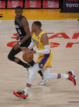 November 26, 2021, Los Angeles, California, USA: Russell Westbrook 0 of the Los Angeles Lakers is defended by DeAaron Fox 5 of the Sacramento Kings during their regular season NBA, Basketball Herren, USA game on Friday November 26, 2021 at the Staples Center in Los Angeles, California. PI Los Angeles USA - ZUMAp124 20211126_zaa_p124_009 Copyright: xJAVIERxROJASx
