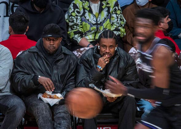 Bilder des Jahres 2021, Sport 11 November Sport Themen der Woche KW47 Sport Bilder des Tages November 26, 2021, Los Angeles, California, USA: Kanye West attends a NBA, Basketball Herren, USA game between the Los Angeles Lakers and the Sacramento Kings on Friday November 26, 2021 at the Staples Center in Los Angeles, California. PI Los Angeles USA - ZUMAp124 20211126_zaa_p124_014 Copyright: xJAVIERxROJASx