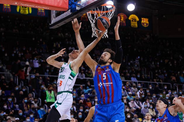 November 26, 2021, Barcelona, Spain: Zoran Dragic of Zalgiris Kaunas in action with Sertac Sanli of FC Barcelona, Barca during the Turkish Airlines Euroleague match between FC Barcelona and Zalguiris Kaunas at Palau Blaugrana in Barcelona. Barcelona Spain - ZUMAd159 0142979828st Copyright: xDavidxRamirezx