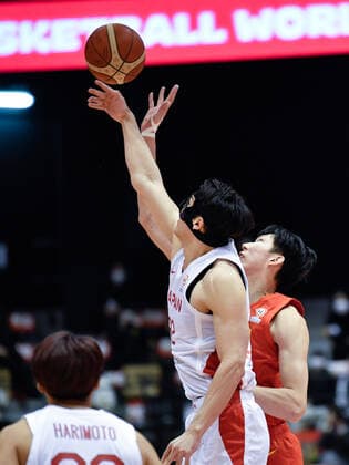 (211127) -- SENDAI, Nov. 27, 2021 -- Zhou Qi (R) of China vies with Schafer Avi Koki of Japan during a group B match between China and Japan of FIBA Basketball World Cup Asian Qualifiers at Xebio Arena in Sendai, Japan, on Nov. 27, 2021. ) (SP)JAPAN-SENDAI-FIBA WORLD CUP-ASIAN QUALIFIER-CHN VS JPN ZhangxXiaoyu 