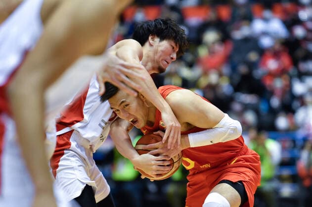 (211127) -- SENDAI, Nov. 27, 2021 -- Guo Ailun (R) of China vies with Hiejima Makato of Japan during a group B match between China and Japan of FIBA Basketball World Cup Asian Qualifiers at Xebio Arena in Sendai, Japan, on Nov. 27, 2021. ) (SP)JAPAN-SENDAI-FIBA WORLD CUP-ASIAN QUALIFIER-CHN VS JPN ZhangxXiaoyu 