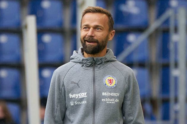 Michael Schiele Braunschweig, coach before the match, 1 FC Magdeburg vs Eintracht Braunschweig, Football 3 Liga, Matchday 17, 2021 2022, 27 11 2021, DFB DFL REGULATES PROHIBIT ANY USE OF PHOTOGRAPHS AS IMAGE SEQUENCES AND OR QUASI VIDEO, 1 FC Magdeburg vs Eintracht Braunschweig, Football 3 Liga, Matchday 17, 2021 2022, 27 11 2021, Magdeburg Copyright: xEibner-Pressefoto EckehardxSchulzx EP_EER