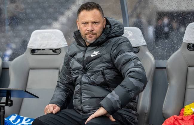 Berlin, 27 11 2021, Football, Bundesliga, Matchday 13, Hertha BSC FC Augsburg, Olympiastadion Berlins coach Pal Dardai looks on in concentration before the start of the match DFL regulations and DFB regulations prohibit any use of photographs as image sequences and or quasi video, Foto Andreas Gora Hertha BSC FC Augsburg