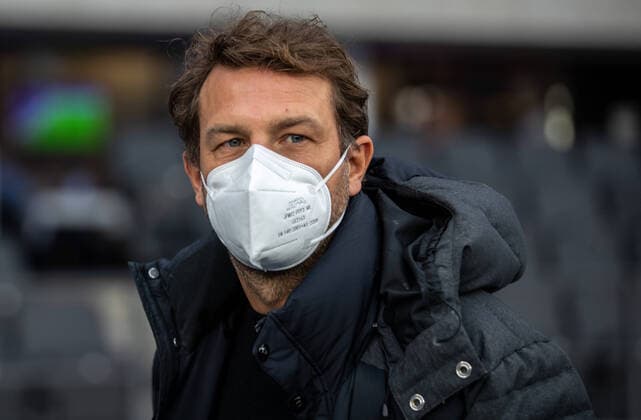 Berlin, 27 11 2021, Football, Bundesliga, 13 Matchday, Hertha BSC FC Augsburg, Olympiastadion Coach Markus Weinzierl of FC Augsburg enters the stadium wearing FFP 2 mask DFL regulations and DFB regulations prohibit any use of photographs as image sequences and or quasi video, Foto Andreas Gora Hertha BSC FC Augsburg