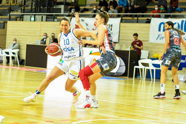 Halle, Germany 27 November 2021 1 BBL Women 2021 2022 Gisa Lions SV Halle vs TSV 1880 Wasserburg v li in duel Barbora Kasparkova Halle and Sarah Mortensen Wasserburg SWH arena Sachsen Anhalt Copyright: xFotostandx xxBallaschx