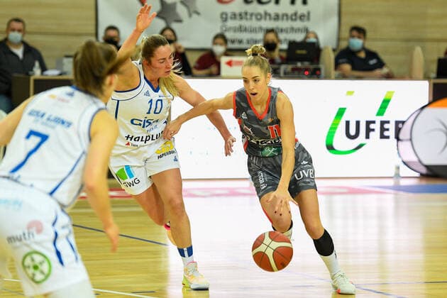 Halle, Germany 27 November 2021 1 BBL Women 2021 2022 Gisa Lions SV Halle vs TSV 1880 Wasserburg v li in duel Barbora Kasparkova Halle and Sophie Marie Perner Wasserburg SWH arena Sachsen Anhalt Copyright: xFotostandx xxBallaschx