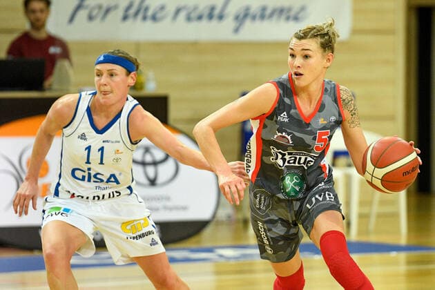 Halle, Germany 27 November 2021 1 BBL Women 2021 2022 Gisa Lions SV Halle vs TSV 1880 Wasserburg v li in duel Rachael Vanderwal Halle and Haliegh Reinoehl Wasserburg SWH arena Sachsen Anhalt Copyright: xFotostandx xxBallaschx