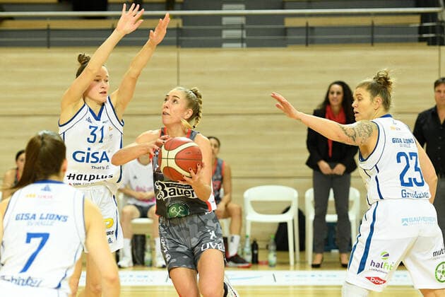 Halle, Germany 27 November 2021 1 BBL Women 2021 2022 Gisa Lions SV Halle vs TSV 1880 Wasserburg v li in duel Charlotte Kreuter Halle , Sophie Marie Perner Wasserburg and Klaudia Grudzien Halle SWH arena Sachsen Anhalt Copyright: xFotostandx xxBallaschx