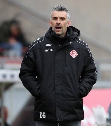 v li Coach Danny Schwarz FC Würzburger Kickers gives instructions, gestures, gesticulate with arms, gives instructions, gesticulate, single image, 27 11 2021, Würzburg Germany , Football, 3 Liga, FC Würzburger Kickers SV Meppen, DFB DFL REGULATIONS PROHIBIT ANY USE OF PHOTOGRAPHS AS IMAGE SEQUENCES AND OR QUASI VIDEO xfsx