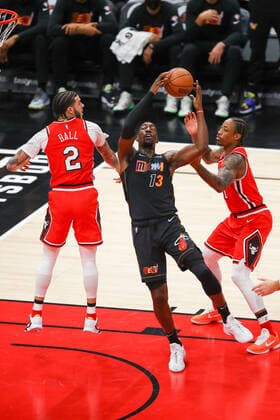 CHICAGO, IL - NOVEMBER 27: Miami Heat Center Bam Adebayo (13) in action during a NBA, Basketball Herren, USA game between the Miami Heat and the Chicago Bulls on November 27, 2021 at the United Center in Chicago, IL. (Photo by Melissa Tamez Icon Sportswire) NBA: NOV 27 Heat at Bulls Icon211127003