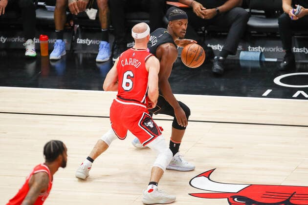 CHICAGO, IL - NOVEMBER 27: Miami Heat Forward Jimmy Butler (22) in action during a NBA, Basketball Herren, USA game between the Miami Heat and the Chicago Bulls on November 27, 2021 at the United Center in Chicago, IL. (Photo by Melissa Tamez Icon Sportswire) NBA: NOV 27 Heat at Bulls Icon211127005