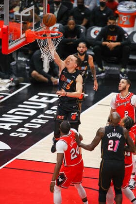 CHICAGO, IL - NOVEMBER 27: Miami Heat Guard Duncan Robinson (55) makes a layup during a NBA, Basketball Herren, USA game between the Miami Heat and the Chicago Bulls on November 27, 2021 at the United Center in Chicago, IL. (Photo by Melissa Tamez Icon Sportswire) NBA: NOV 27 Heat at Bulls Icon211127010