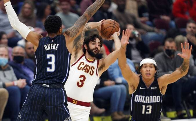 Cleveland Cavaliers guard Ricky Rubio (C) of Spain looks to pass the ball as he is defended by Chuma Okeke (L) and R.J. Hampton (R) of the Orlando Magic during the first half of the NBA, Basketball Herren, USA game between the Cleveland Cavaliers and the Orlando Magic at Rocket Mortgage Fieldhouse in Cleveland, Ohio, USA, 27 November 2021. Orlando Magic at Cleveland Cavaliers !ACHTUNG: NUR REDAKTIONELLE NUTZUNG!  Copyright: xDAVIDxMAXWELLx AME1143 20211128-09ccecc29af88d6ab2fae585e4bc2b63d778d1d7