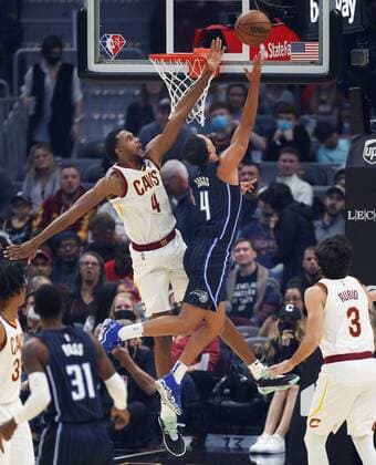 Evan Mobley (L) of the Cleveland Cavaliers defends against Jalen Suggs (R) of the Orlando Magic during the first half of the NBA, Basketball Herren, USA game between the Cleveland Cavaliers and the Orlando Magic at Rocket Mortgage Fieldhouse in Cleveland, Ohio, USA, 27 November 2021. Orlando Magic at Cleveland Cavaliers !ACHTUNG: NUR REDAKTIONELLE NUTZUNG!  Copyright: xDAVIDxMAXWELLx AME1141 20211128-ac2677ac155cd894a73d48bb1e81d3709e31f442