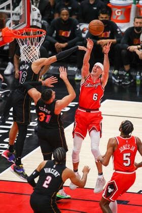 CHICAGO, IL - NOVEMBER 27: Chicago Bulls Forward Alex Caruso (6) shots the ball while being defended during a NBA, Basketball Herren, USA game between the Miami Heat and the Chicago Bulls on November 27, 2021 at the United Center in Chicago, IL. (Photo by Melissa Tamez Icon Sportswire) NBA: NOV 27 Heat at Bulls Icon211127017