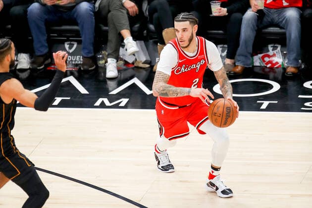 CHICAGO, IL - NOVEMBER 27: Chicago Bulls Guard Lonzo Ball (2) dribbles the ball during a NBA, Basketball Herren, USA game between the Miami Heat and the Chicago Bulls on November 27, 2021 at the United Center in Chicago, IL. (Photo by Melissa Tamez Icon Sportswire) NBA: NOV 27 Heat at Bulls Icon211127021