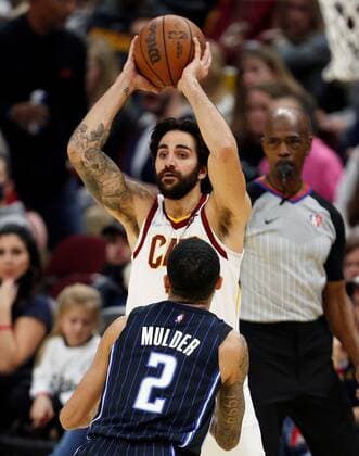 Cleveland Cavaliers guard Ricky Rubio (back) of Spain looks to pass the bsll as he is defended by Mychal Mulder (front) of the Orlando Magic during the second half of the NBA, Basketball Herren, USA game between the Cleveland Cavaliers and the Orlando Magic at Rocket Mortgage Fieldhouse in Cleveland, Ohio, USA, 27 November 2021. Orlando Magic at Cleveland Cavaliers !ACHTUNG: NUR REDAKTIONELLE NUTZUNG!  Copyright: xDAVIDxMAXWELLx AME1176 20211128-6fa23b4e625c4d9d4fae43146acee950738d2238