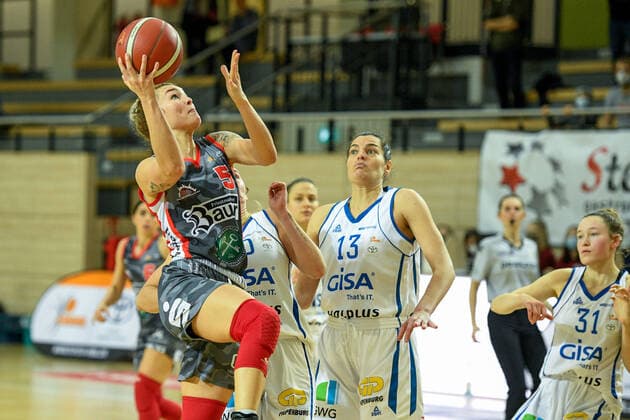 Halle, Germany 27 November 2021 1 BBL Women 2021 2022 Gisa Lions SV Halle vs TSV 1880 Wasserburg v li in duel Haliegh Reinoehl Wasserburg and Devran Tanacan Halle SWH arena Saxony Anhalt Copyright: xFotostandx xxBallaschx
