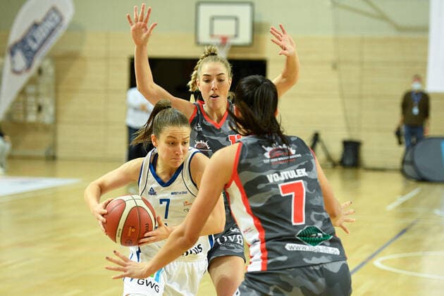 Halle, Germany 27 November 2021 1 BBL Women 2021 2022 Gisa Lions SV Halle vs TSV 1880 Wasserburg v li in duel Laura Schinkel Halle , Sophie Marie Perner Wasserburg and Ana Vojtulek Wasserburg SWH arena Sachsen Anhalt Copyright: xFotostandx xxBallaschx