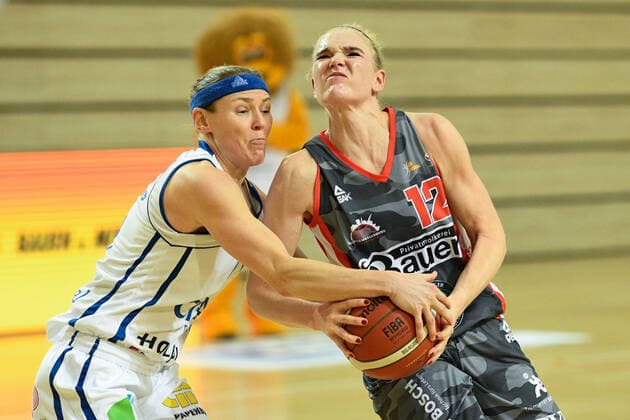 Halle, Germany 27 November 2021 1 BBL Women 2021 2022 Gisa Lions SV Halle vs TSV 1880 Wasserburg v li in duel Rachael Vanderwal Halle and Laura Hebecker Wasserburg SWH arena Sachsen Anhalt Copyright: xFotostandx xxBallaschx