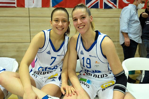Halle, Germany 27 November 2021 1 BBL Women 2021 2022 Gisa Lions SV Halle vs TSV 1880 Wasserburg v li Laura Schinkel Halle and Meret Kleine Beek Halle SWH arena Sachsen Anhalt Copyright: xFotostandx xxBallaschx