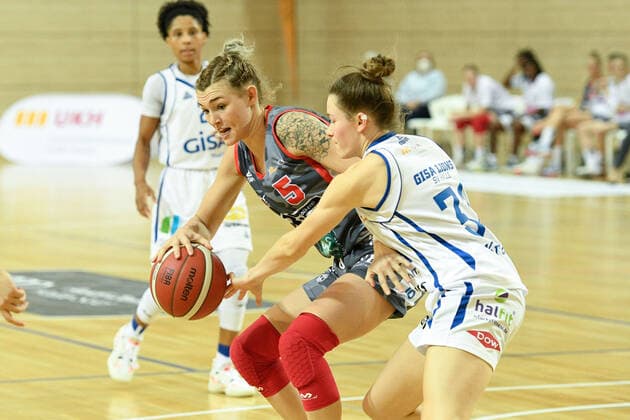 Halle, Germany 27 November 2021 1 BBL Women 2021 2022 Gisa Lions SV Halle vs TSV 1880 Wasserburg v li in duel Haliegh Reinoehl Wasserburg and Charlotte Kreuter Halle SWH arena Saxony Anhalt Copyright: xFotostandx xxBallaschx