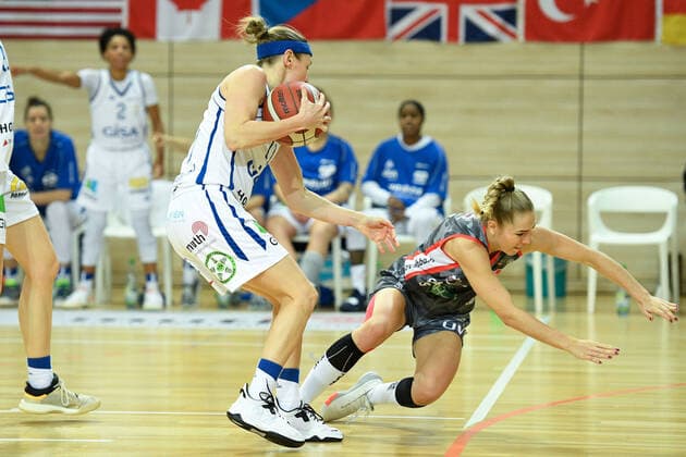 Halle, Germany 27 November 2021 1 BBL Women 2021 2022 Gisa Lions SV Halle vs TSV 1880 Wasserburg v li in duel Rachael Vanderwal Halle and Laura Hebecker Wasserburg SWH arena Sachsen Anhalt Copyright: xFotostandx xxBallaschx