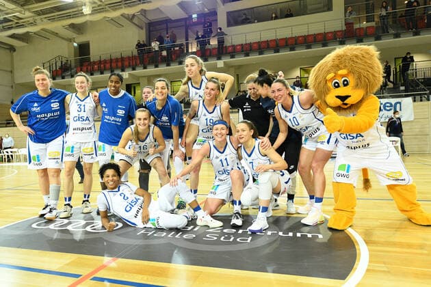 Halle, Germany 27 November 2021 1 BBL Womens 2021 2022 Gisa Lions SV Halle vs TSV 1880 Wasserburg The Halle team cheers after their win over Wasserburg SWH arena Sachsen Anhalt. Copyright: xFotostandx xxBallaschx