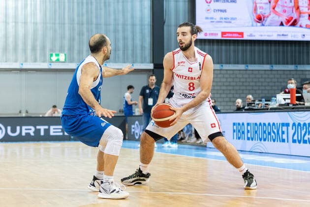 28 11 2021, Fribourg, Halle St Leonard, EuroBasket 2025 1st Round Pre Qualifiers Switzerland Cyprus, Juraj Kozic Switzerland against Simon Michail Cyprus Fribourg Halle St Leonard Fribourg Switzerland  Copyright: xJustPictures.ch SirianexDavetx