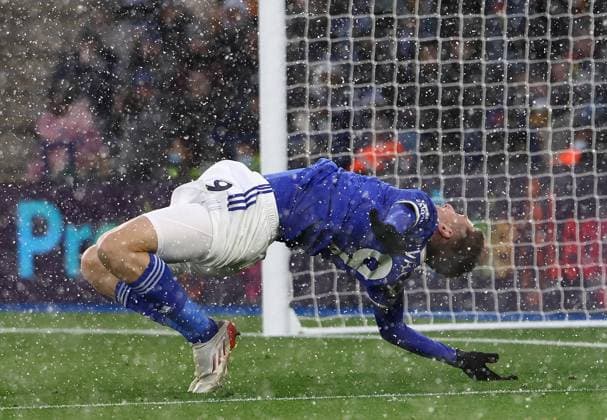 Sport Themen der Woche KW47 Sport Bilder des Tages Leicester, England, 28th November 2021. Jamie Vardy of Leicester City flips to his feet during the Premier League match at the King Power Stadium, Leicester. Picture credit should read: Darren Staples Sportimage EDITORIAL USE ONLY. No use with unauthorised audio, video, data, fixture lists, club league logos or live services. Online in-match use limited to 120 images, no video emulation. No use in betting, games or single club league player publications. SPI-1359-0049