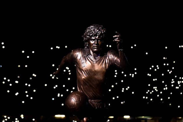 Fußball, SSC Neapel - Lazio Rom, Statue von Diego Maradona wird präsentiert A statue of Diego Armando Maradona is unveiled prior to the Serie A football match between SSC Napoli and SS Lazio at Diego Armando Maradona stadium in Napoli (Italy), November 28th, 2021. Photo Andrea Staccioli Insidefoto andreaxstaccioli