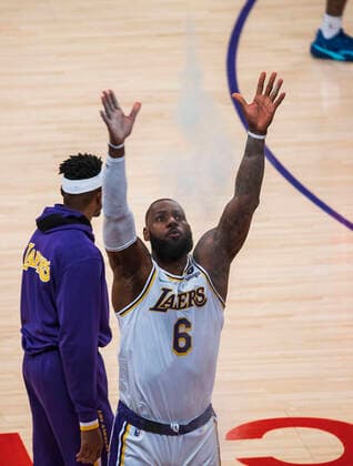 November 28, 2021, Los Angeles, California, USA: LeBron James 6 of the Los Angeles Lakers gets ready for their regular season NBA, Basketball Herren, USA game with the Detroit Pistons on Sunday November 28, 2021 at the Staples Center in Los Angeles, California. PI Los Angeles USA - ZUMAp124 20211128_zaa_p124_012 Copyright: xJAVIERxROJASx